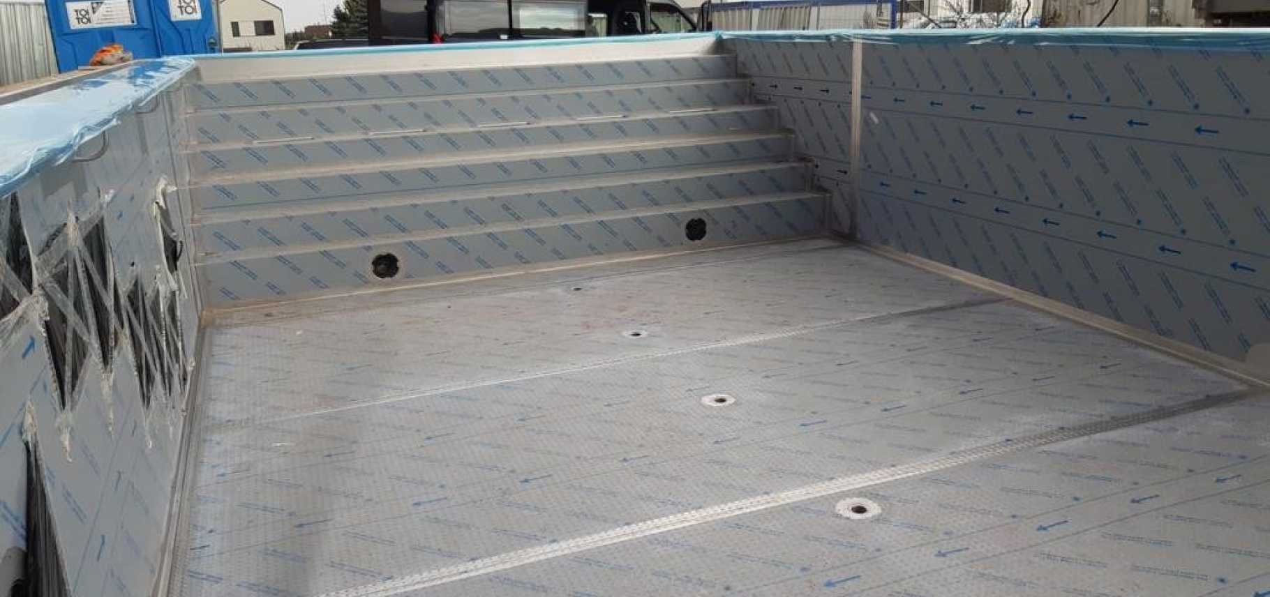 Montáž přelivového bazénu  8 x 4m  se  schodištěm přes celou kratší stěnu