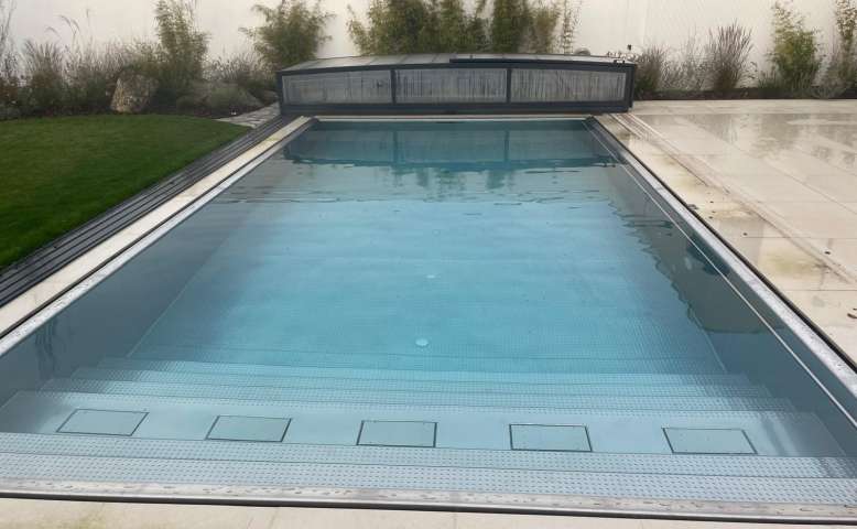 Přelivový bazén se schodištěm přes celou kratší stěnu bazénu