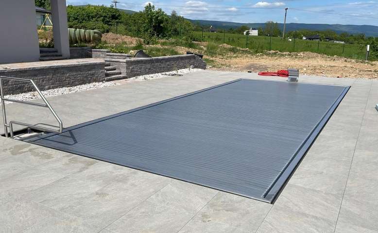 Přelivový bazén se skrytým žlabem a odtokovou štěrbinou