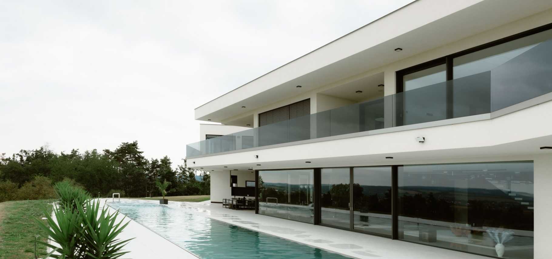 Přelivový bazén délky 28m  se skrytým žlabem