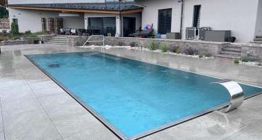 Skimmer, přeliv, sklo i rekonstrukce: Průvodce bazény ROKA