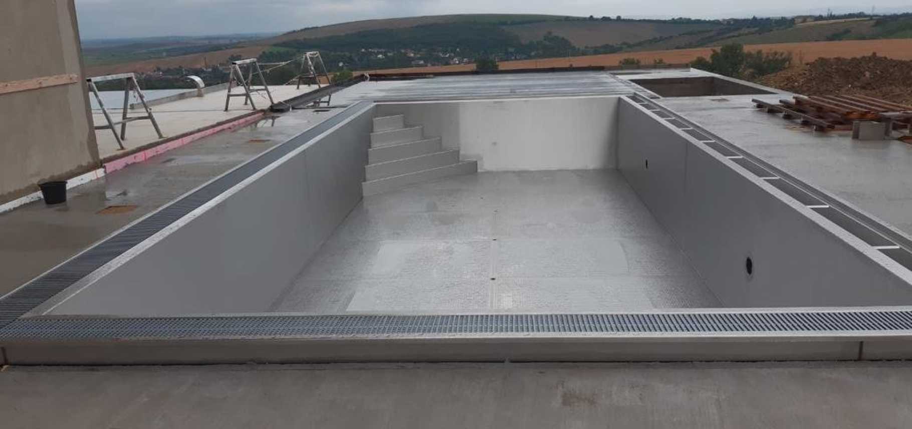 Přelivový interiérový bazén   10 x 4,5m