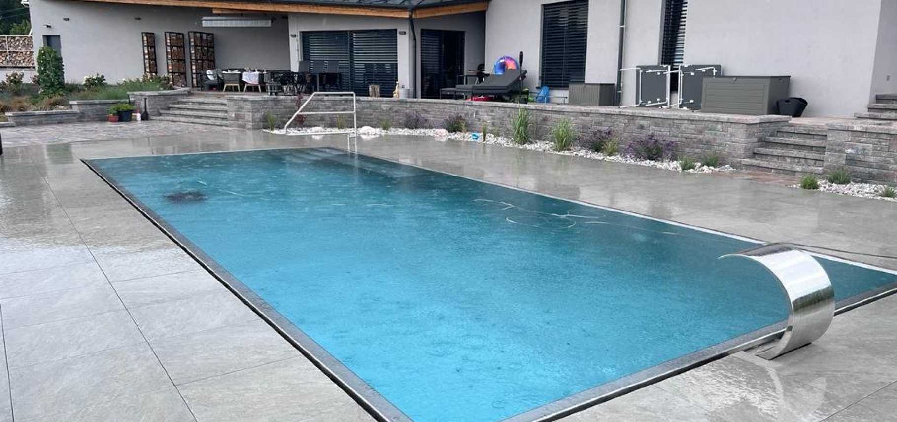 Přelivový bazén délky 10m se skrytým žlabem